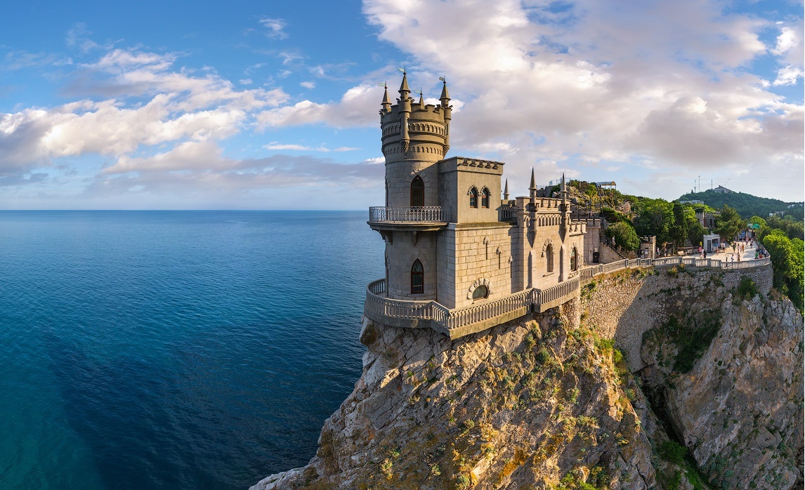 Потрясающий архитектурный ансамбль на вершине горы Ласточкино гнездо, Крым