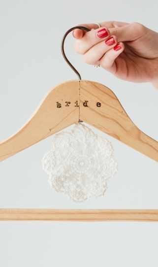 Как сделать вешалку для платья невесты в стиле шебби-шик за 15 минут