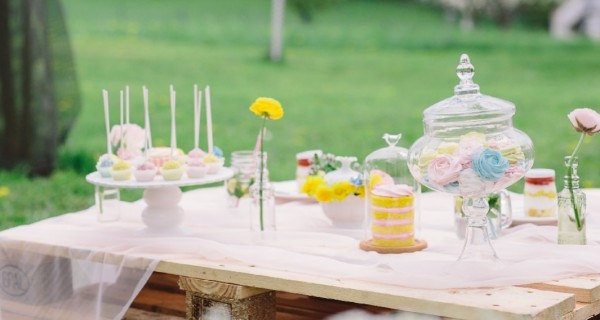 Романтичный пикник для Фабиана и Маши: лавстори в цветущем яблоневом саду  