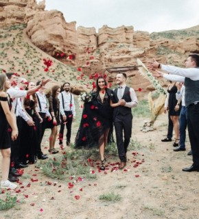 Зазеркалье: свадьба Димы и Алисы в черном цвете на Чарынском каньоне